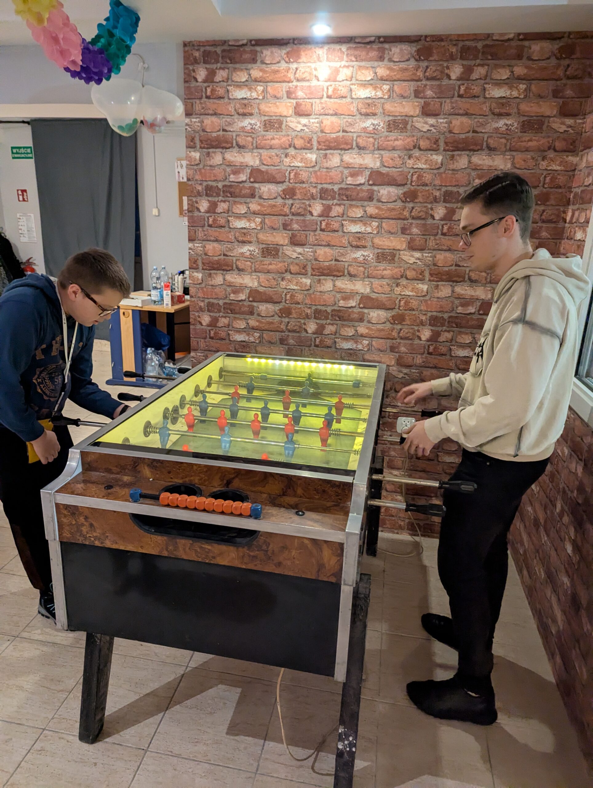 Strefa gier na urodzinach dla dzieci – wspólna zabawa przy piłkarzykach z Fundacją AS KIER