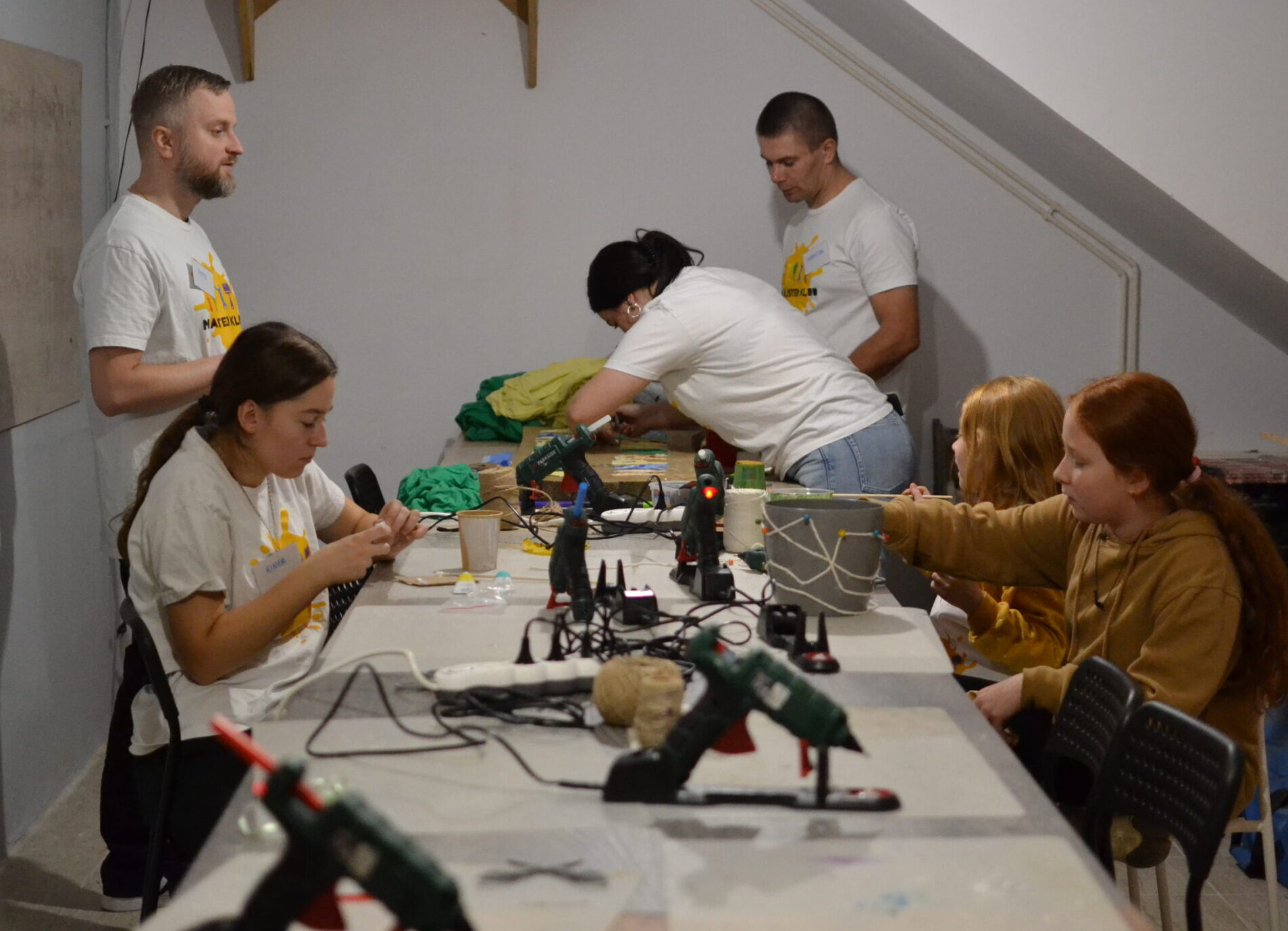 Wolontariusze Fundacji AS KIER podczas warsztatów majsterkowania realizowanych w ramach Europejskiego Korpusu Solidarności