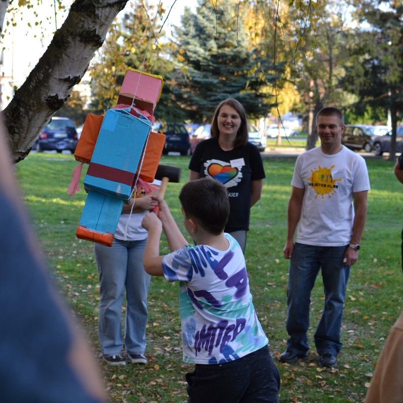 Urodziny dla dzieci z Fundacją AS KIER – wspólna zabawa i rozbijanie urodzinowej piñaty w plenerze