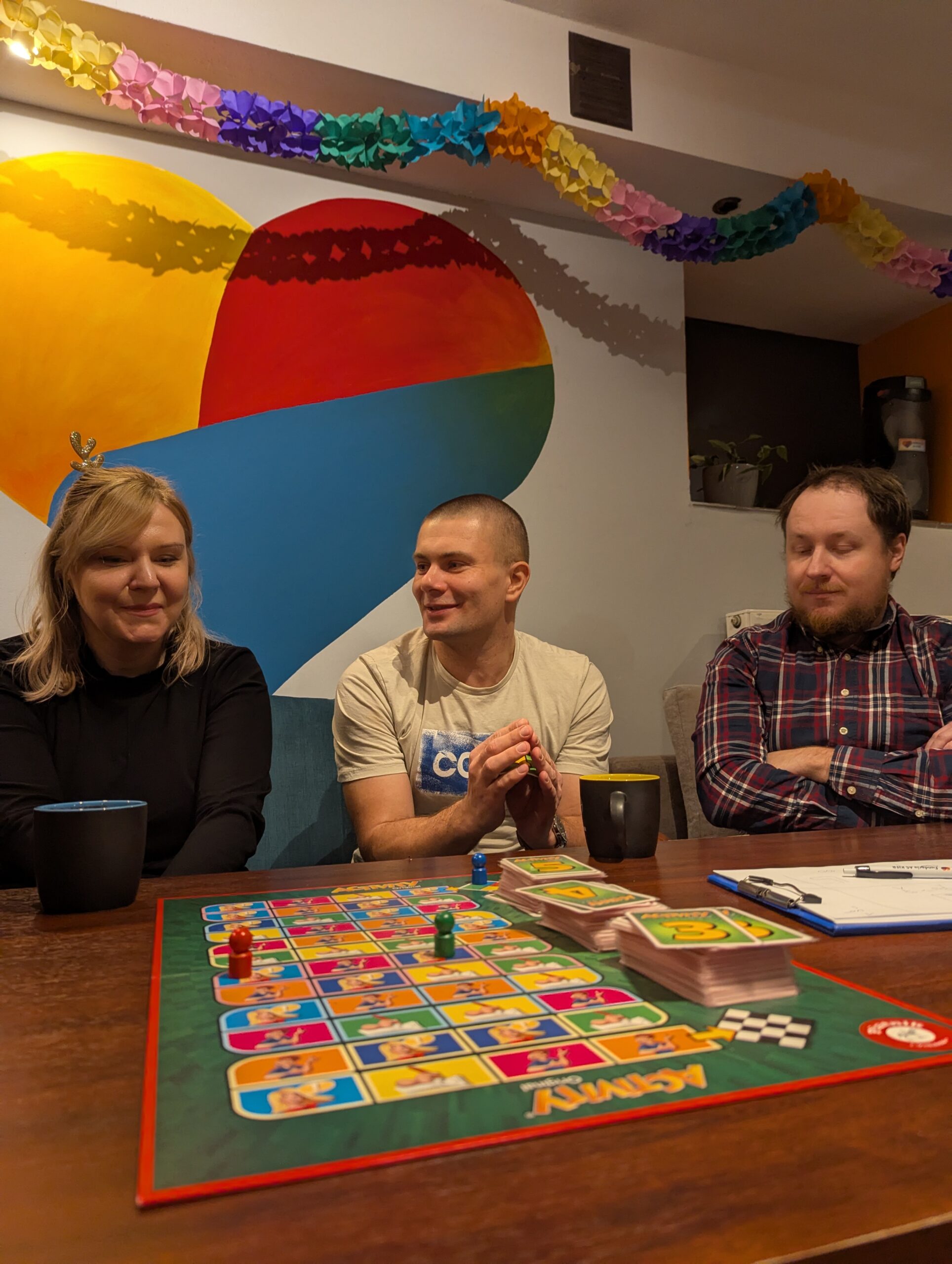 Projekt GrajRZE – uczestnicy podczas gry planszowej realizowanej przez Fundację AS KIER