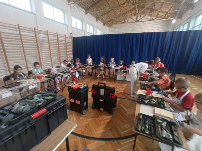 Zajęcia w ramach projektu Majsterkuję – twórczo czas zajmuję, rozwijające umiejętności manualne i techniczne.