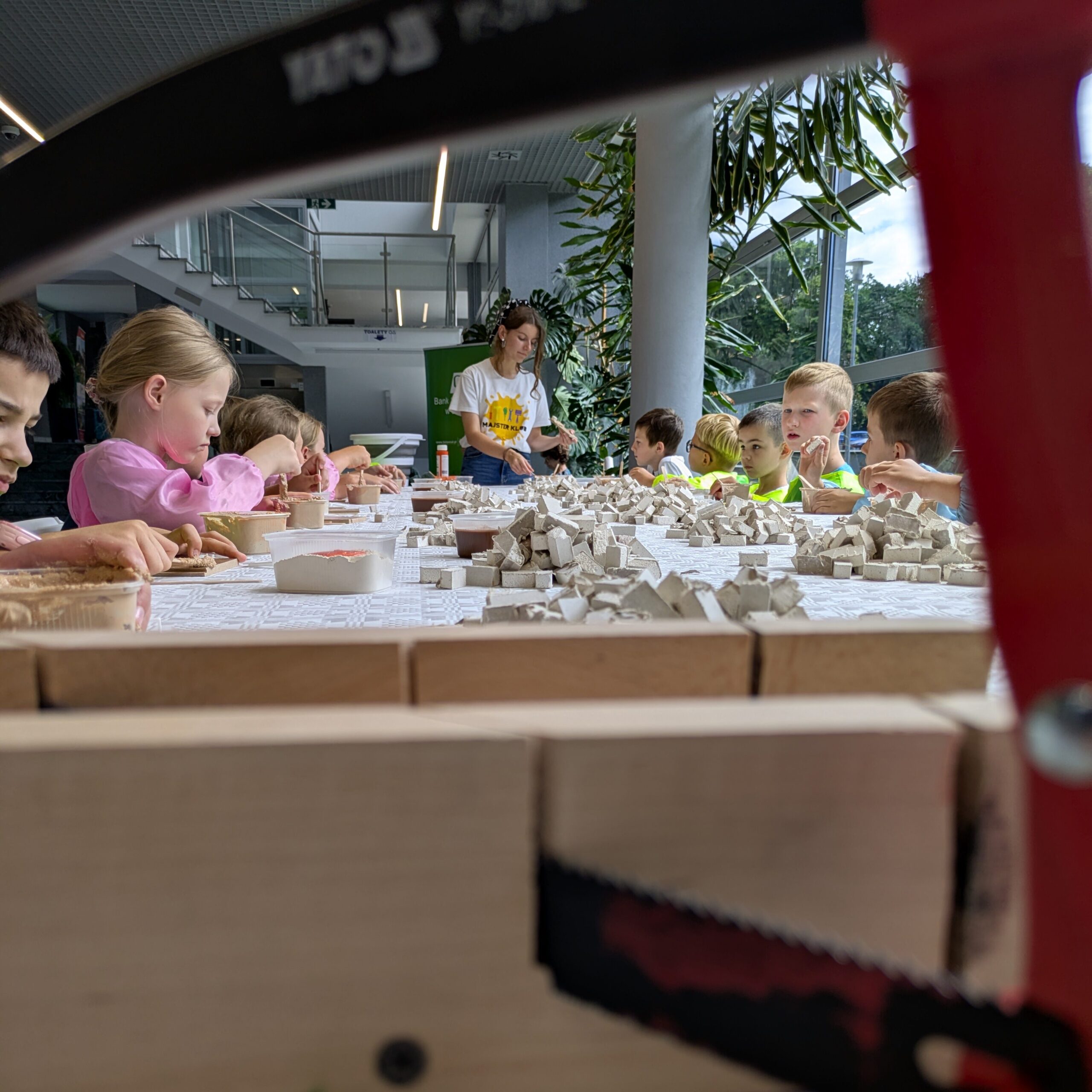 Urodziny dla dzieci – wspólne majsterkowanie i kreatywna zabawa w grupie rówieśniczej