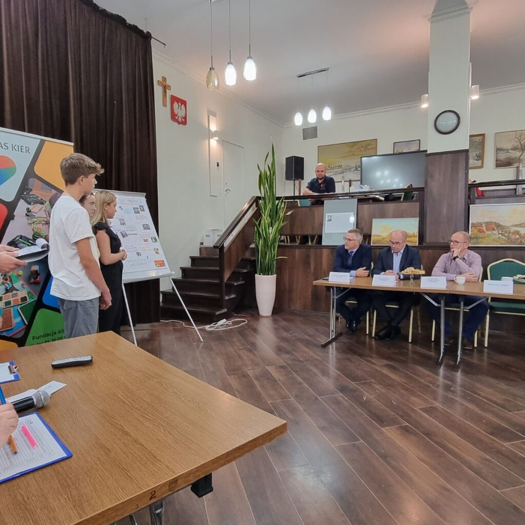 Uczestnicy przedstawiają swoje pomysły podczas spotkania projektu Debiuty w partycypacji