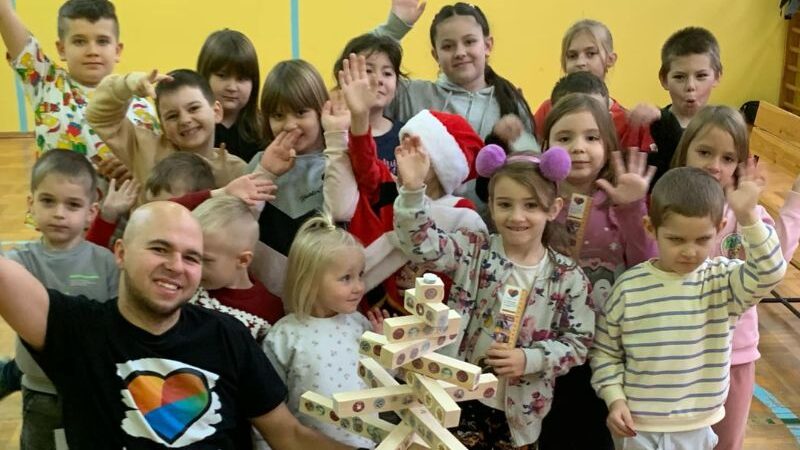 Dzieci uczestniczące w warsztatach kreatywnych Fundacji AS KIER, wspólna praca i zabawa w grupie