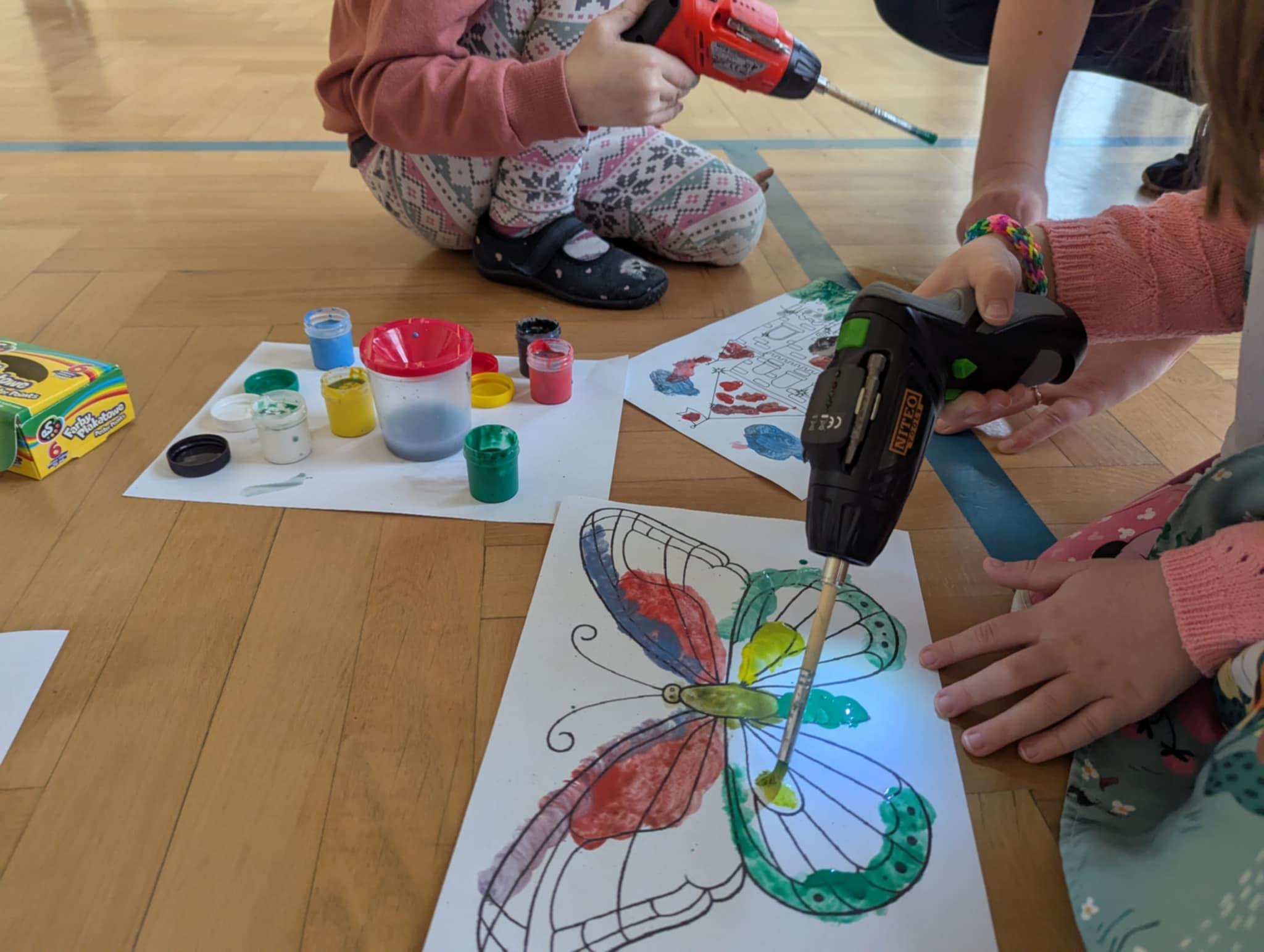 Urodziny dla dzieci z Fundacją AS KIER – zajęcia z malowania wiertarkami